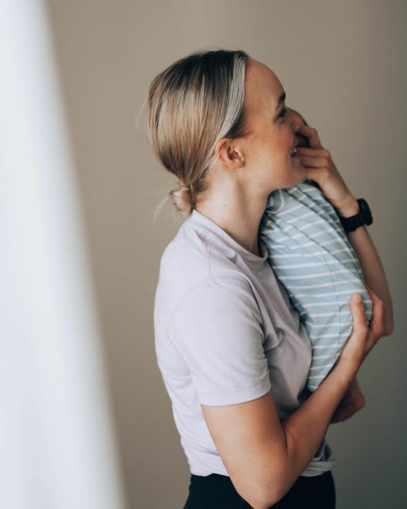 Synnytysvalmennus jossa nainen pitaa pienta vauvaa sylissaan.