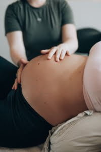 Akupunktio on turvallinen hoito raskaana olevalle. Palvelu saatavilla Tampereella.