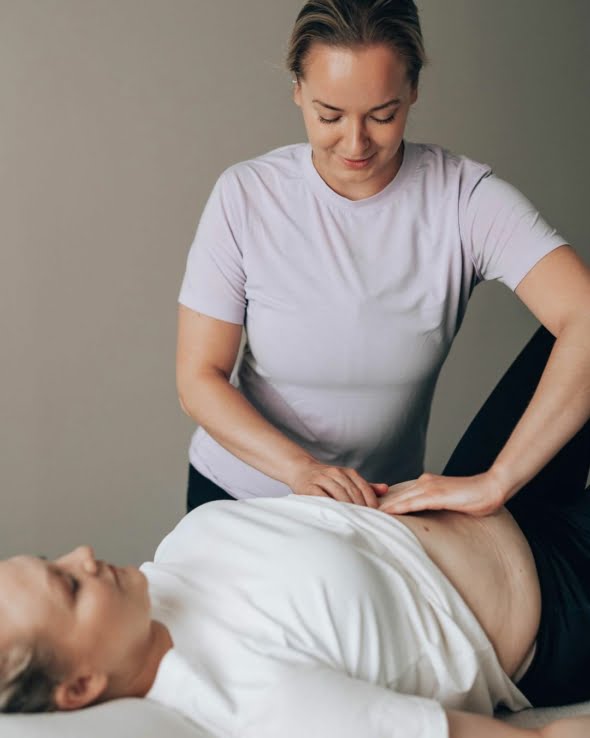 Fysioterapeuttinen jalkitarkastus kaynnissa Helsingissa.