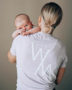 Imetysohjaus Helsinki ja Tampere. Imetysohjaaja pitaa vauvaa olallaan.