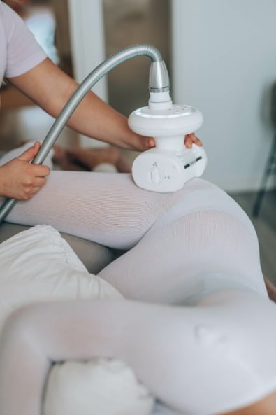 Synnyttaneelle aidille tehdään LPG-hoitoa rauhallisesti Helsingissa.