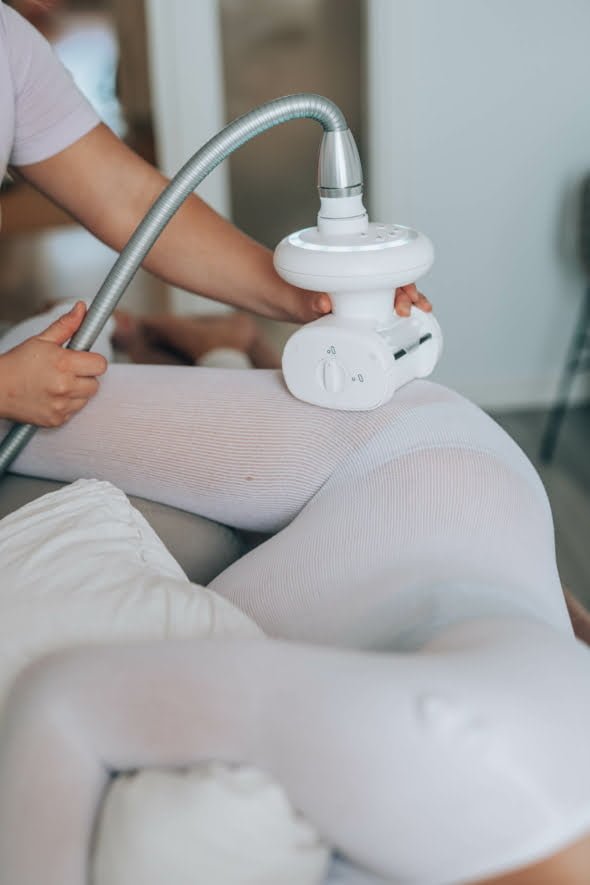 Synnyttaneelle aidille tehdään LPG-hoitoa rauhallisesti Helsingissa.