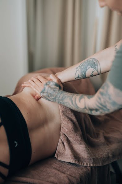 Raskaus- ja äitiysajana Osteopatia. Osteopaatti hoitaa aitia.