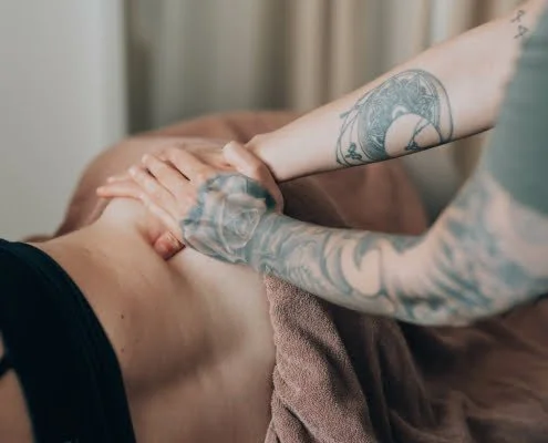 Raskaus- ja äitiysajana Osteopatia. Osteopaatti hoitaa aitia.