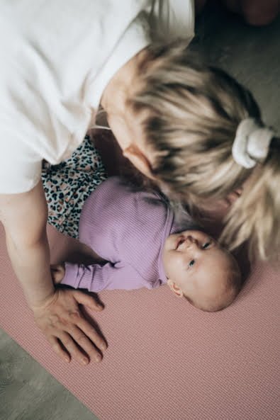 Jooga ja pilates aidille ja vauvalle Helsingissa. Mama + Bebe -jooga ja mama + bebe -pilates