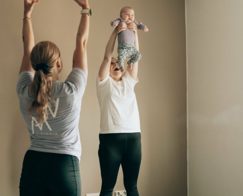 Aitiyspilates tai mama + bebe -pilates, jossa vauvaa nostetaan ilmaan Helsingissa. Mama + Bebe -jooga