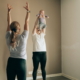 Aitiyspilates tai mama + bebe -pilates, jossa vauvaa nostetaan ilmaan Helsingissa. Mama + Bebe -jooga