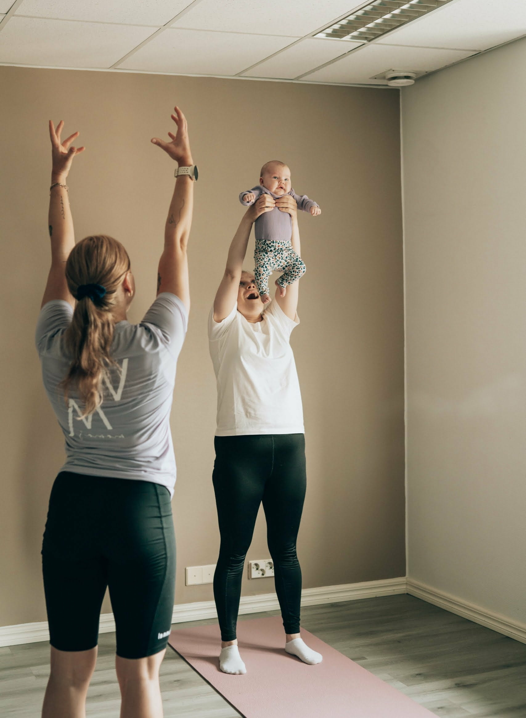 Aitiyspilates tai mama + bebe -pilates, jossa vauvaa nostetaan ilmaan Helsingissa. Mama + Bebe -jooga