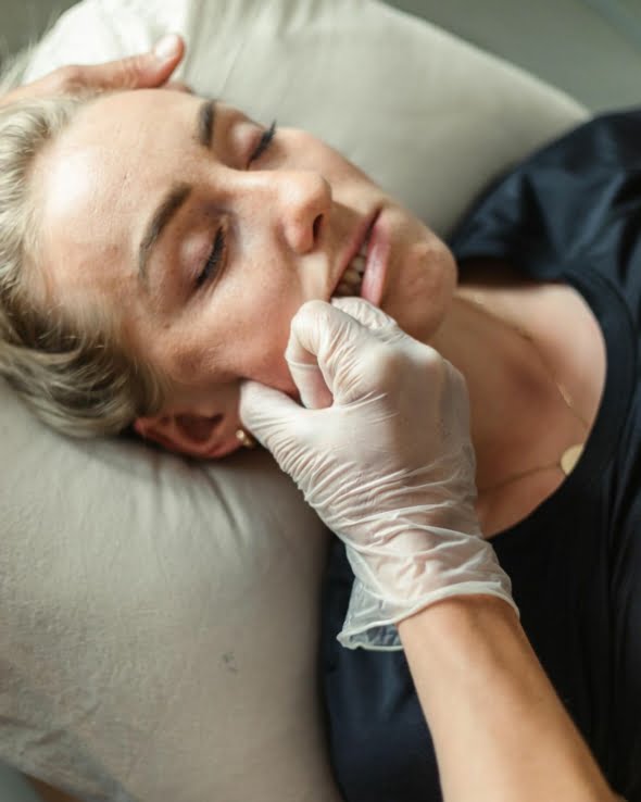 Purentalihasten hieronta tehdaan nuorelle aidille.