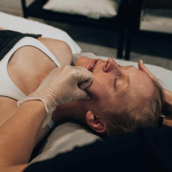 Purentalihasten hieronta vahentaa nuoren aidin kipuja.