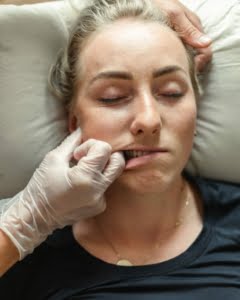 Purentalihasten hieronta tehdaan osaksi suun sisapuolelta.