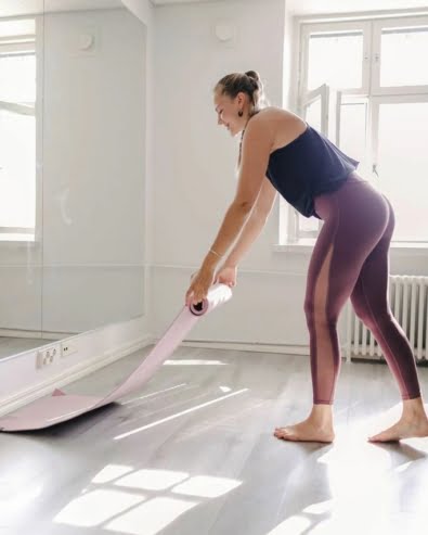 Raskausjooga valoisassa tilassa.