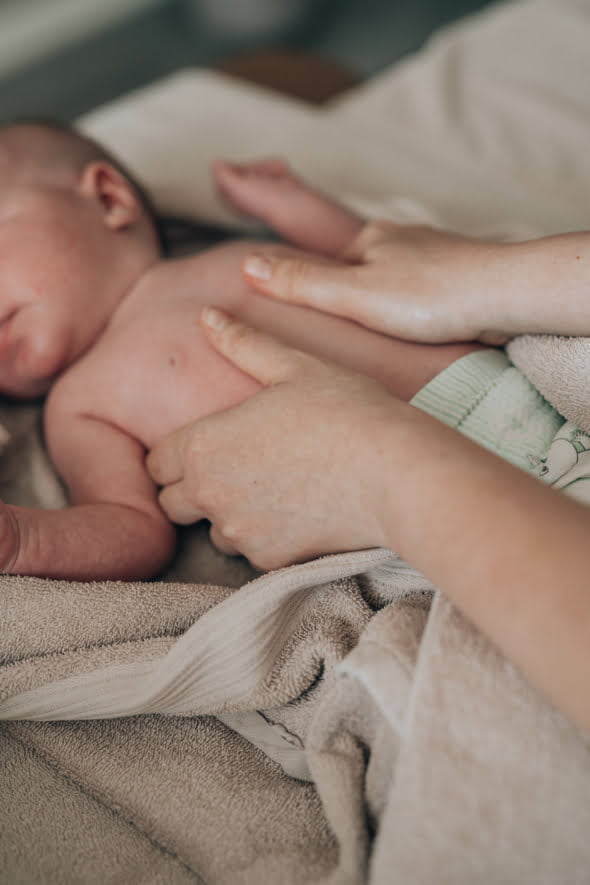 Vauvahieronta Helsingissa. Vauva nauttii lempeasta kosketuksesta.