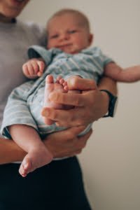 vauvojen kehon jännitystilat voiva aiheuttaa itkuisuutta ja toispuoleisuutta. Varaa aika vauvoihin erikoistuneelle ammattialaiselle!